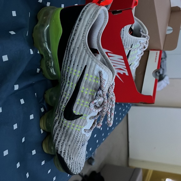 size 7 youth NIKE air vapormaxs. lightly worn, still in tact, like new. - Picture 5 of 7